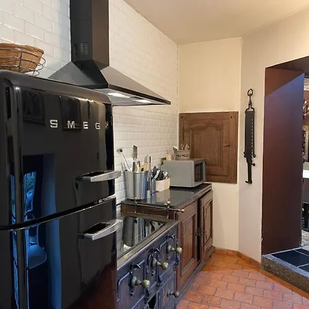 Les Confidences De Messire Sanglier, Stylished Landhuis