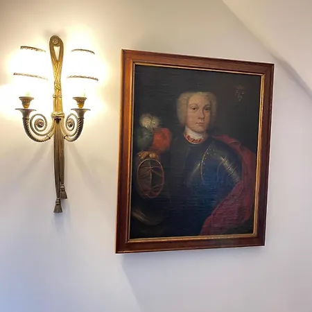 Les Confidences De Messire Sanglier, Stylished Lantställe *